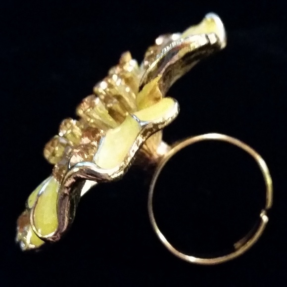Blooming Cream Enamel & Rhinestone Flower Adj Ring - Picture 5 of 8